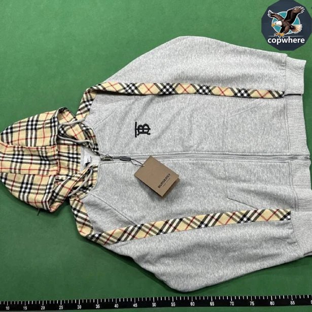 Burberry hoodie (40 CP)